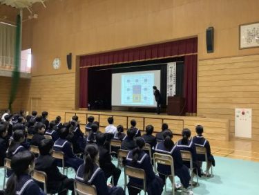 富山県黒部市立高志野中学校<br>眠ってトクする睡眠のはなし<br>～睡眠を変えれば自分が変わる～